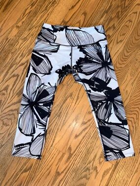 C9 Champion High Waisted Capri Leggings Black White Floral Large